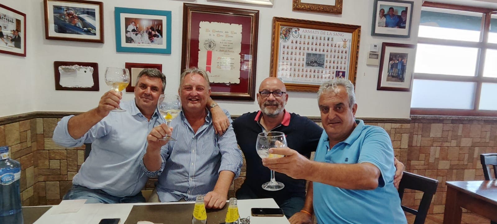Benito compartint taula amb amics al restaurant Cal Benito