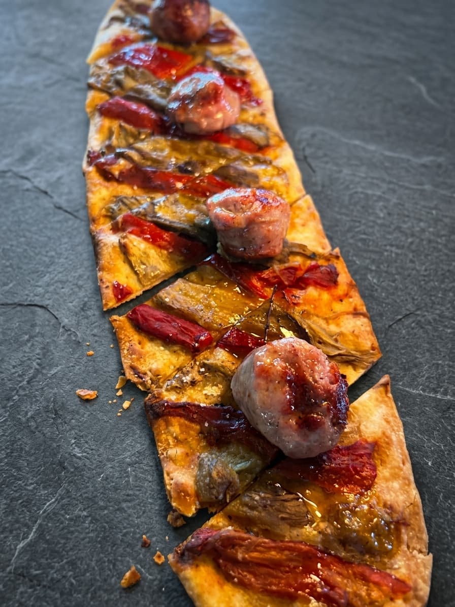 Fotografia gastronòmica de Coca de recapte de Lleida d'elaboració pròpia (llonganissa o sardina de la costa) - Especialitat de Cal Benito, Lleida